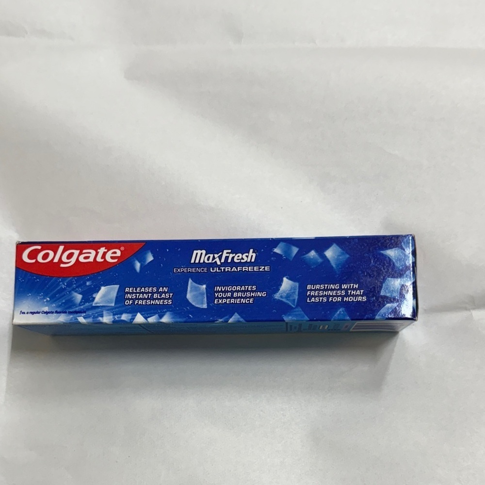 Colgate MaxFresh Cool Mint Toothpaste - Picture 2 of 3
